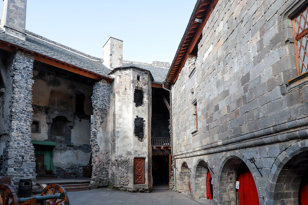 Visite Château de Murol cour intérieure